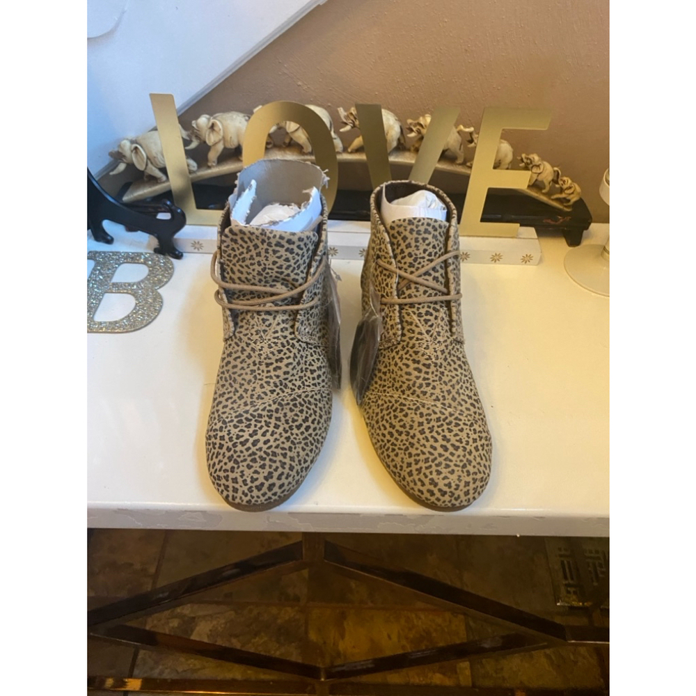 Tom’s animal print wedge bootie lace tie up size 5